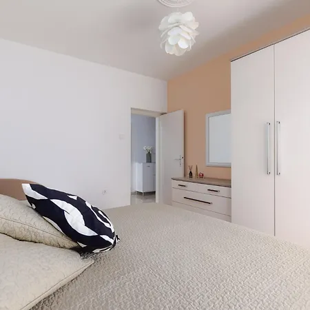Emi Apartment *